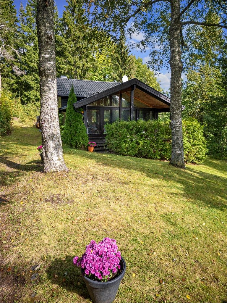 Tomten er på ca. 1,5 mål og har god boltreplass.