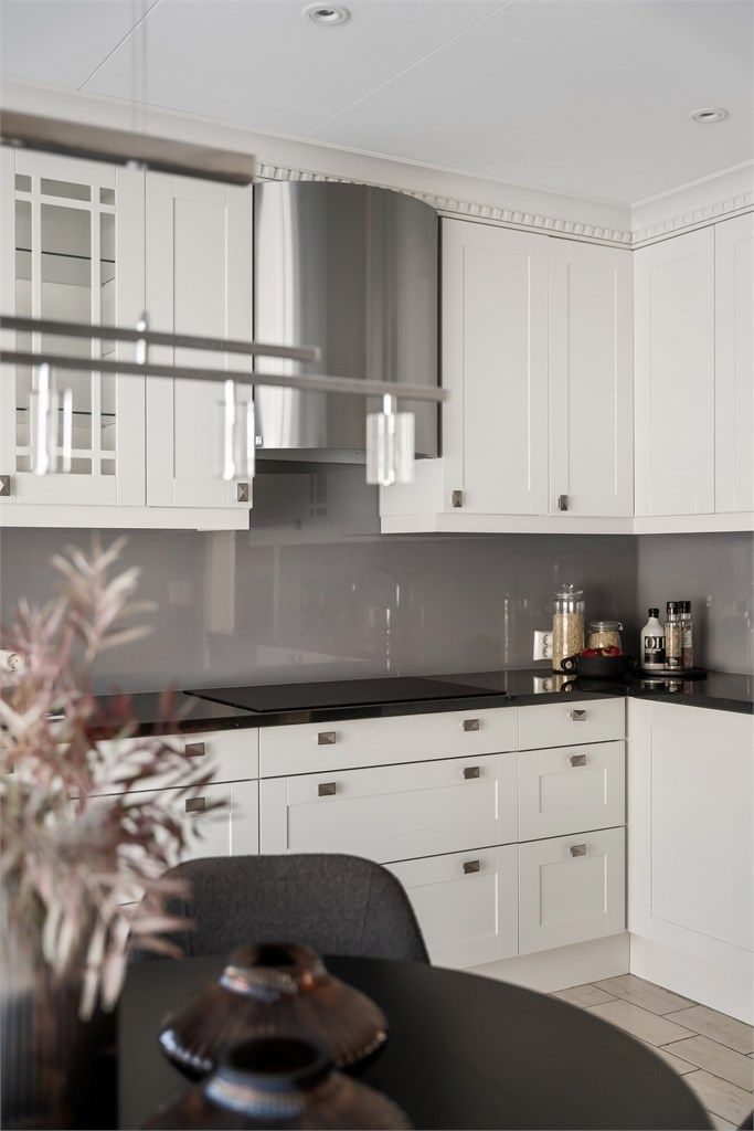 Vegghengt ventilator i rustfritt stål er tilkoblet avtrekk.