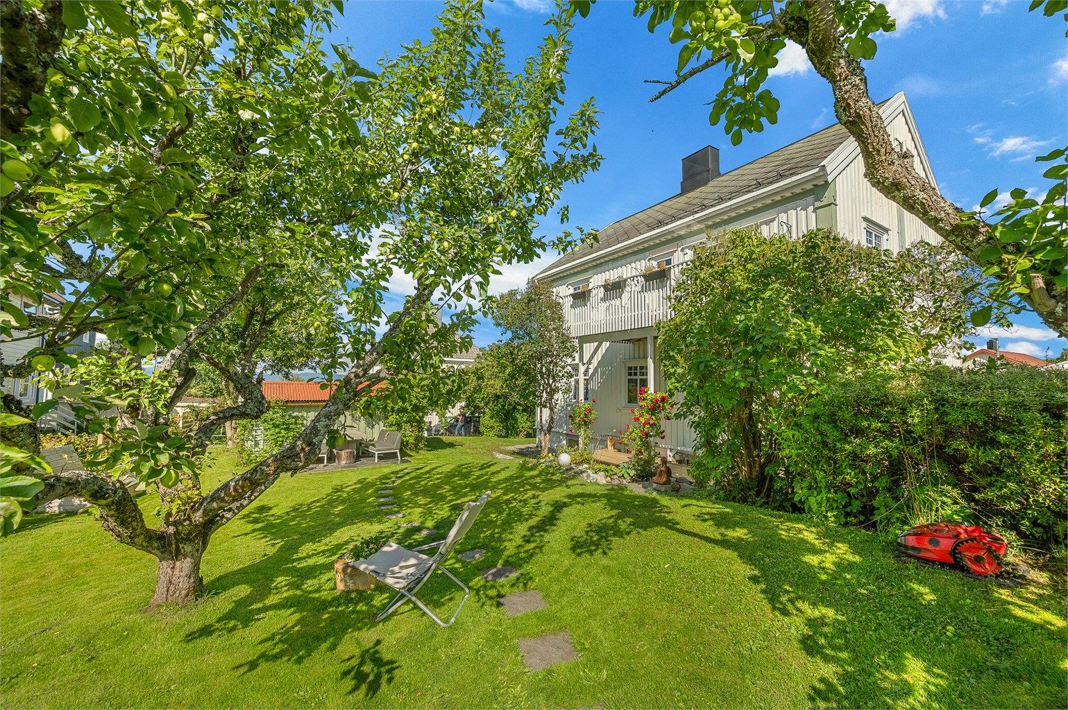 Den store hagen gir rikelig med plass til både lek, rekreasjon og hyggelige sommerdager.
