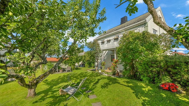 Den store hagen gir rikelig med plass til både lek, rekreasjon og hyggelige sommerdager.