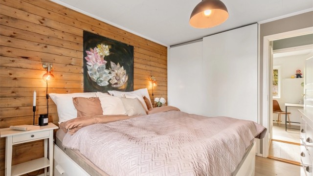 Rommet er utstyrt med en stor skyvedørsgarderobe for effektiv oppbevaring.