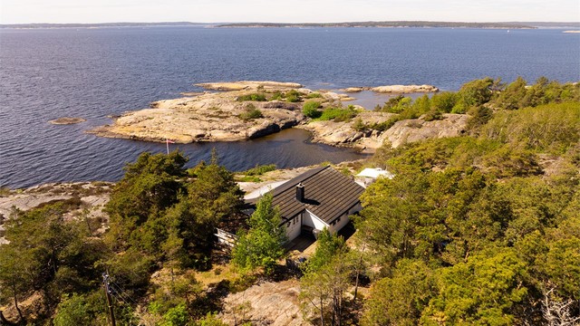 Den romslige tomten er hovedsakelig frittliggende, med en delvis tilstøtende naboeiendom bak skogholtet i øst.