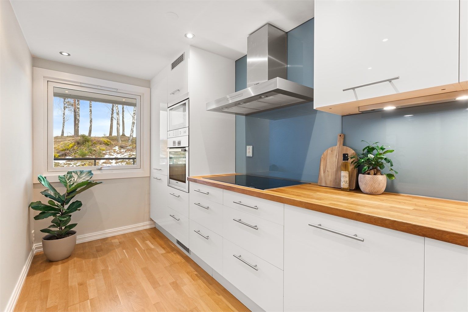 Vinduet over arbeidsbenken gir ekstra dagslys til matlagingen.