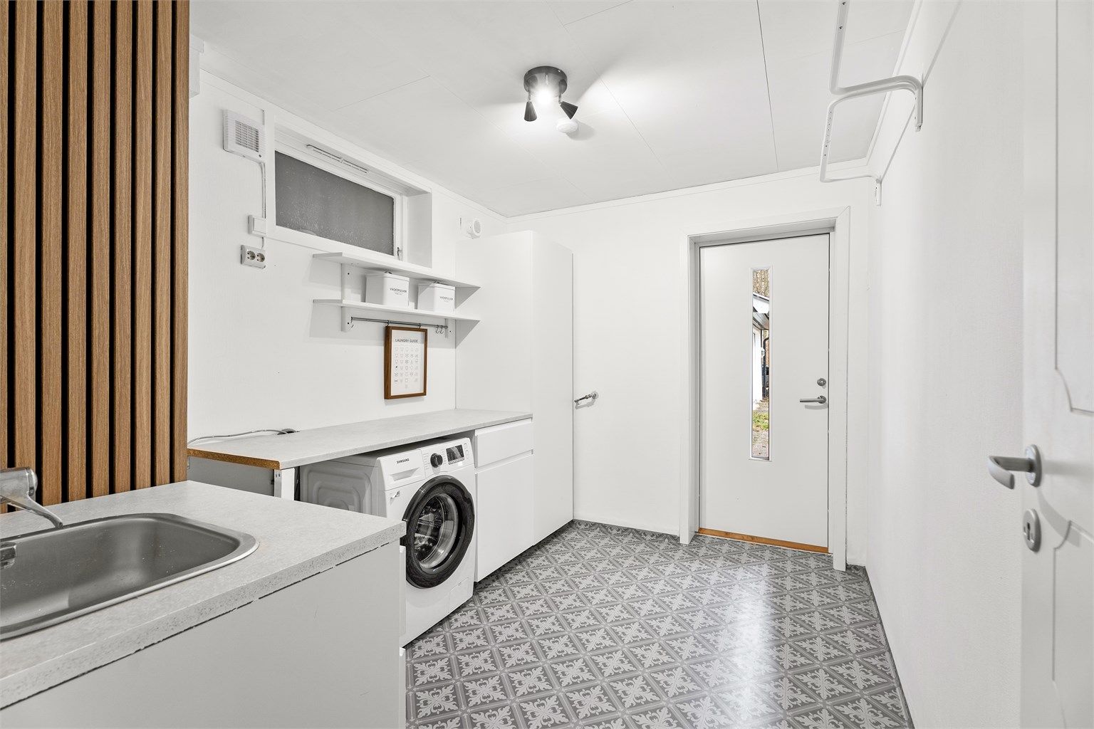 Romslig vaskerom med praktisk arbeidsbenk, godt med oppbevaringsplass og vask. Det er også egen inngangsdør til vaskerommet som passer ypperlig med små barn blant annet. 