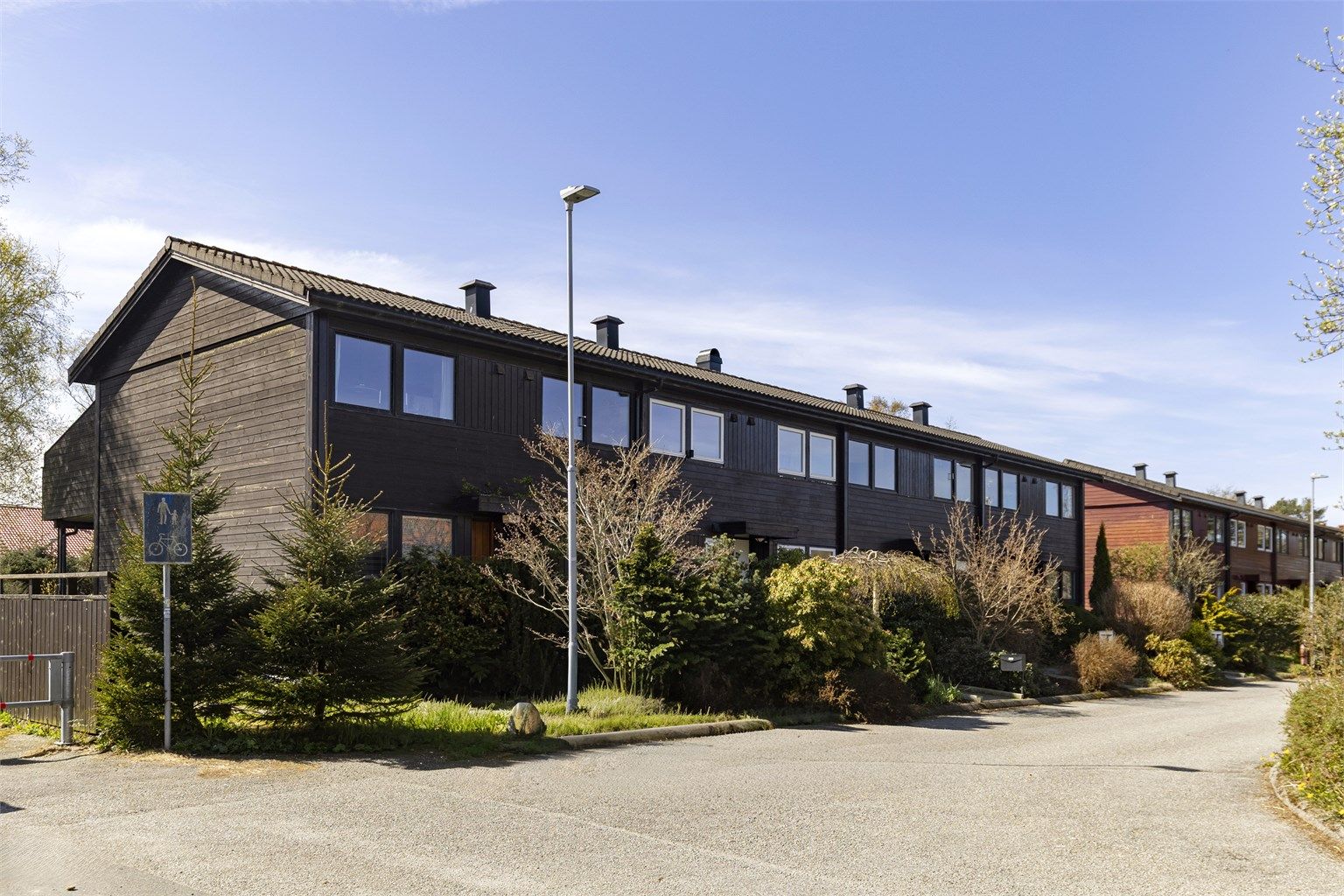 Rekkehuset ligger i et veletablert og barnevennlig område på Kristianlyst. Det er montert elbillader ved inngangspartiet.