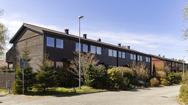 Rekkehuset ligger i et veletablert og barnevennlig område på Kristianlyst. Det er montert elbillader ved inngangspartiet.