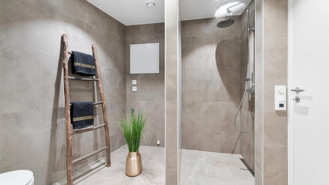 Det er også tilrettelagt med opplegg for vaskemaskin på badet