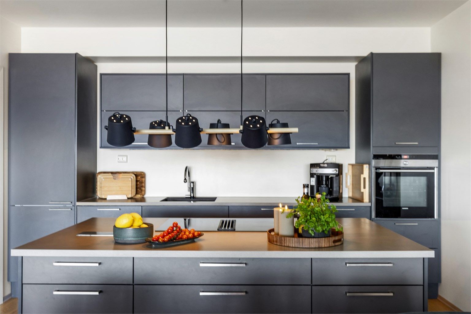 Kjøkkenet er utstyrt med komfyrvakt og automatisk vannstopper for ekstra trygghet.