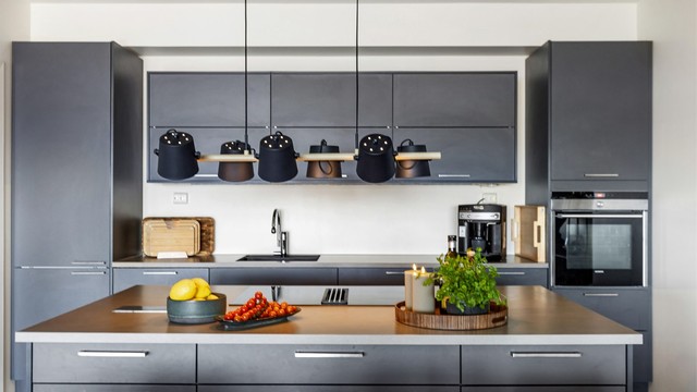 Kjøkkenet er utstyrt med komfyrvakt og automatisk vannstopper for ekstra trygghet.