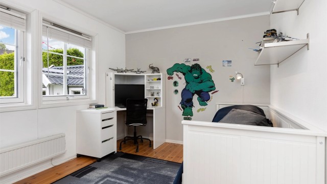Store vinduer gir godt med naturlig lys.