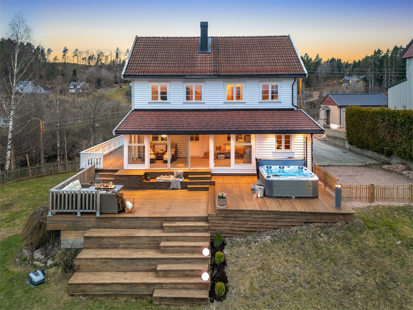 Den store terrassen er bygget i flere nivåer (deler er ikke byggemeldt), noe som skaper naturlige soner for utemøbler, grill og sosiale samlinger.