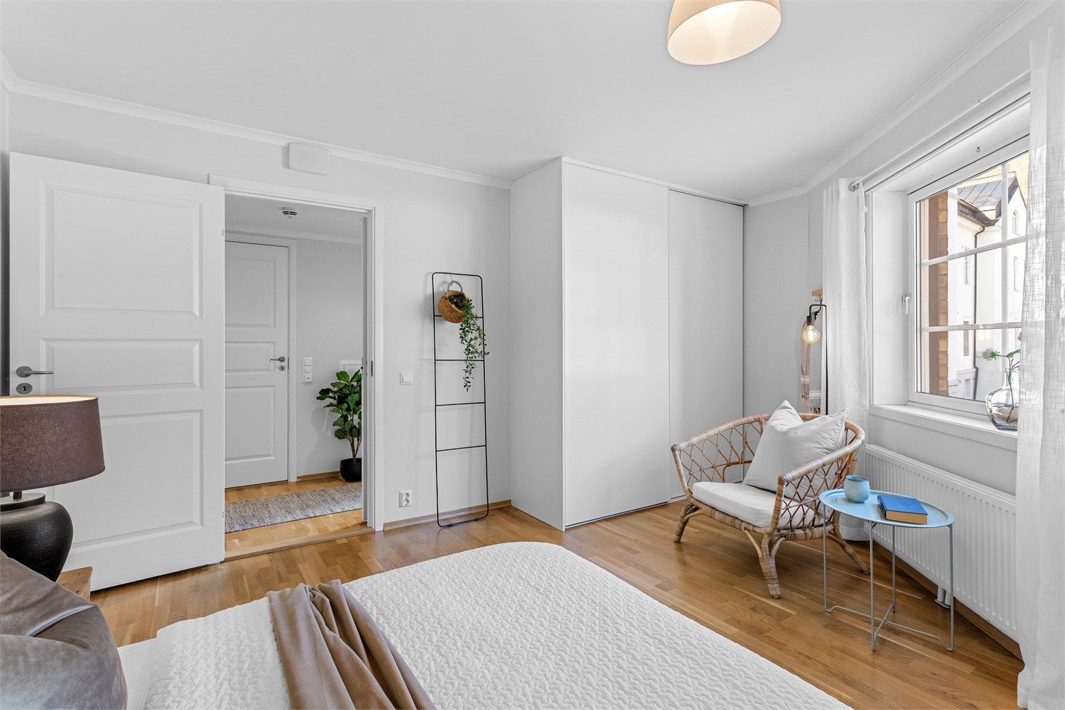 Romslig hovedsoverom/soverom 1 med god plass for kontorpult og fin utsikt mot Bragernes Kirke. Oppvarming via radiatorer tilkoblet fjernvarme