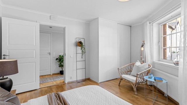 Romslig hovedsoverom/soverom 1 med god plass for kontorpult og fin utsikt mot Bragernes Kirke. Oppvarming via radiatorer tilkoblet fjernvarme