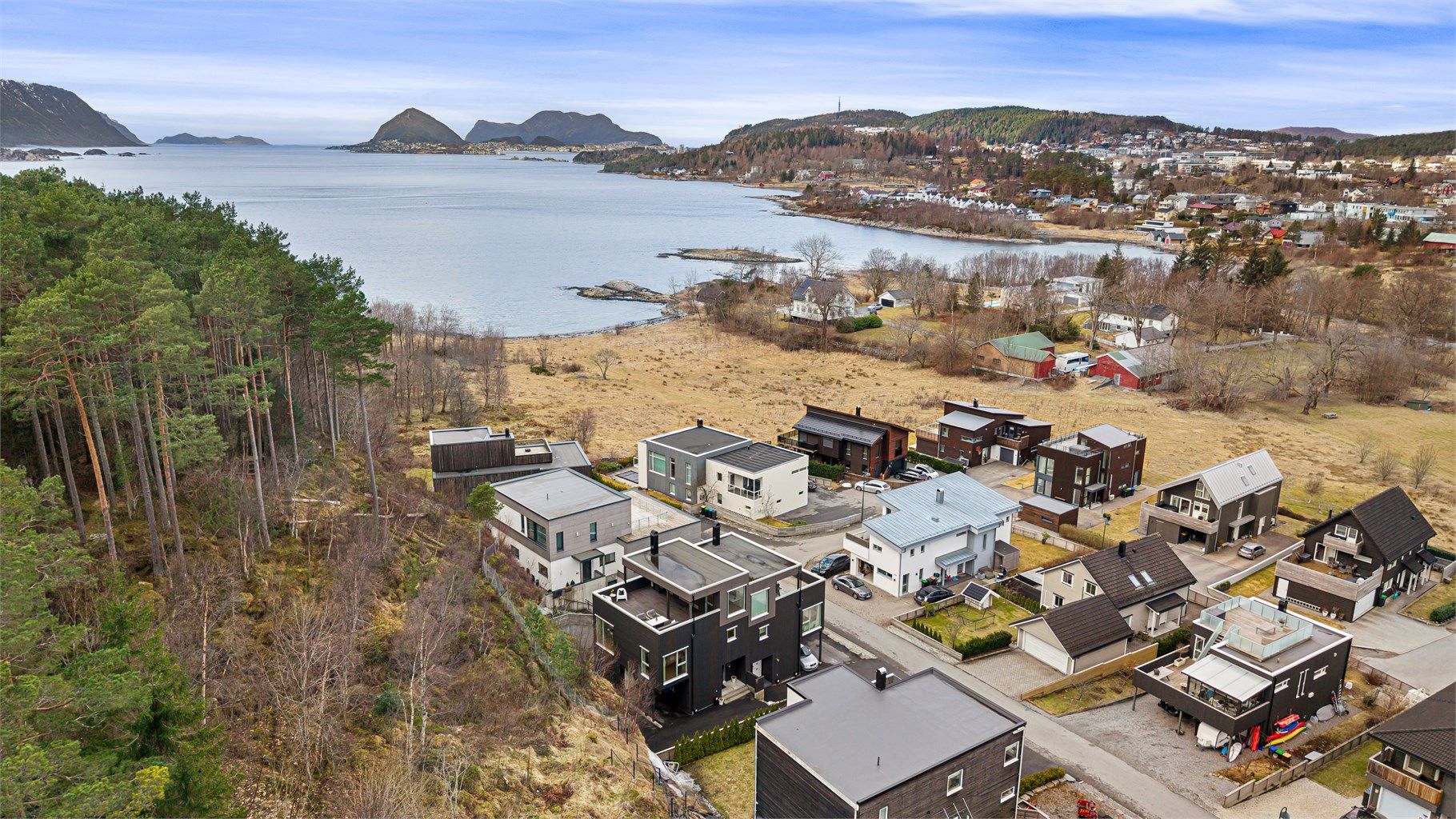 Beliggenheten er barnevennlig, med kort vei til både sjøen og flotte turområder.