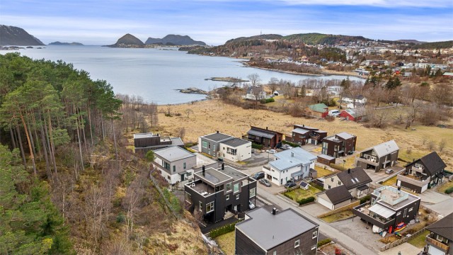 Beliggenheten er barnevennlig, med kort vei til både sjøen og flotte turområder.