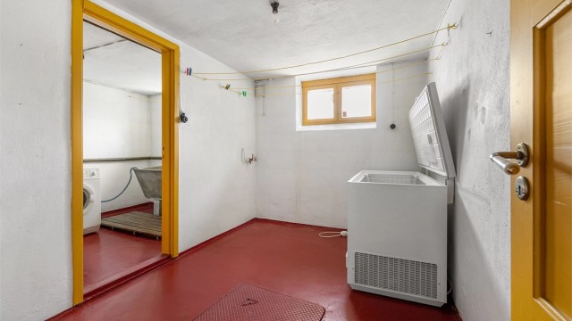 Romslig bod med vaskerom innenfor. Fryser medfølger handelen.