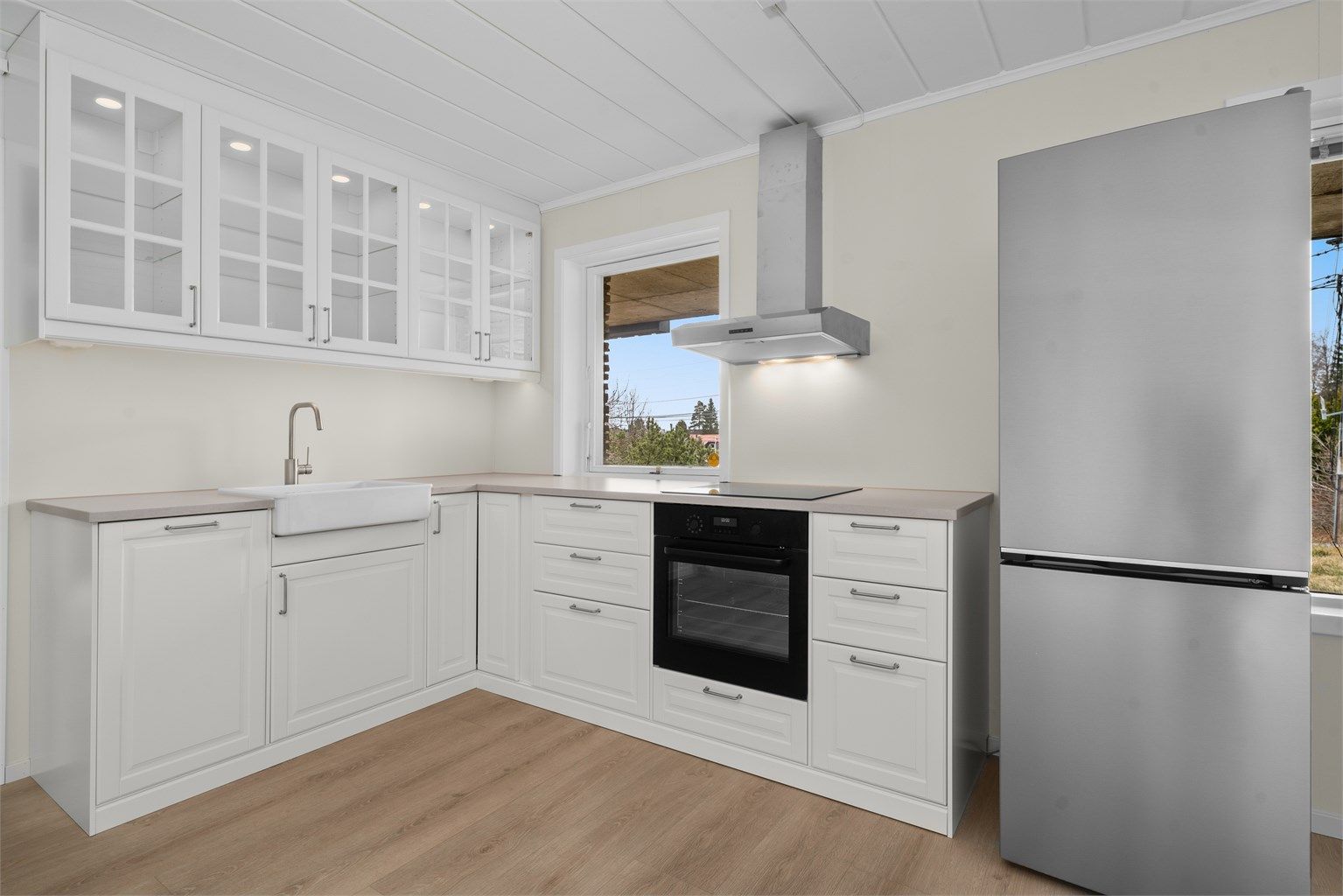 En nedfelt oppvaskkum i porselen og overskapsbelysning kompletterer det nye kjøkkenet. Det er installert automatisk lekkasjesikring.