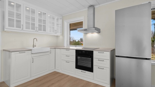 En nedfelt oppvaskkum i porselen og overskapsbelysning kompletterer det nye kjøkkenet. Det er installert automatisk lekkasjesikring.