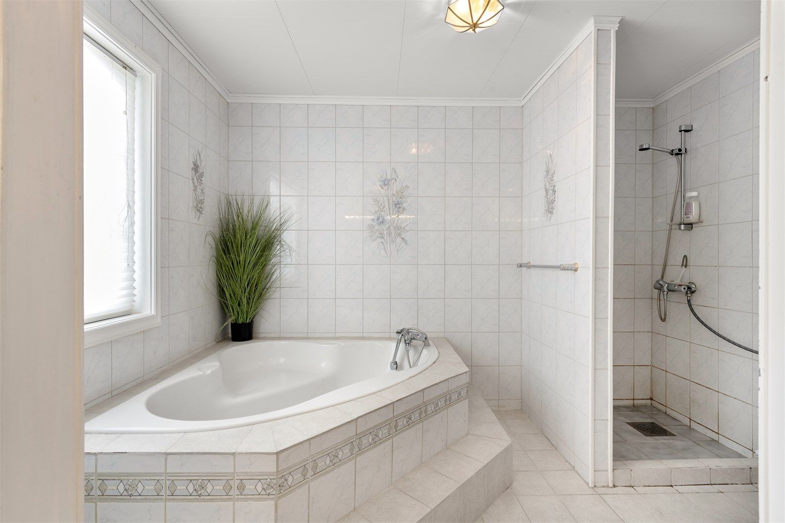 Både et innebygget badekar og et dusjhjørne med tett sokkel gir fleksibilitet i hverdagen.