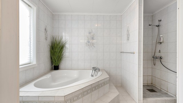 Både et innebygget badekar og et dusjhjørne med tett sokkel gir fleksibilitet i hverdagen.