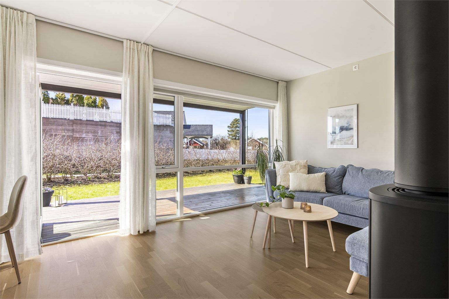 De store vinduene i stuen gir godt med naturlig lys