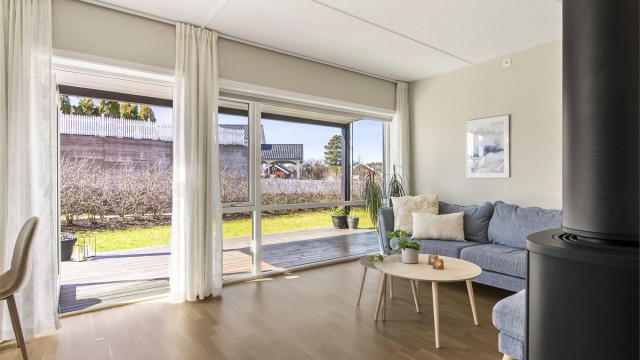 De store vinduene i stuen gir godt med naturlig lys