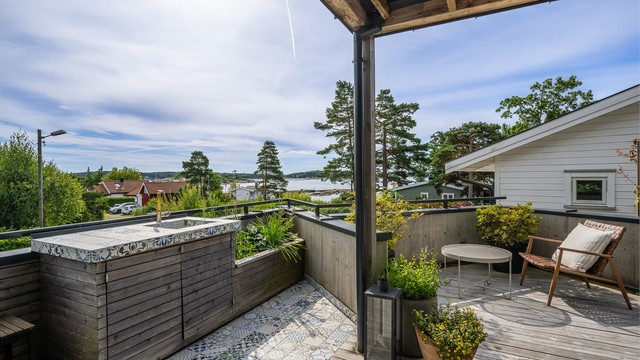 Lekkert utekjøkken med flott sjøutsikt!