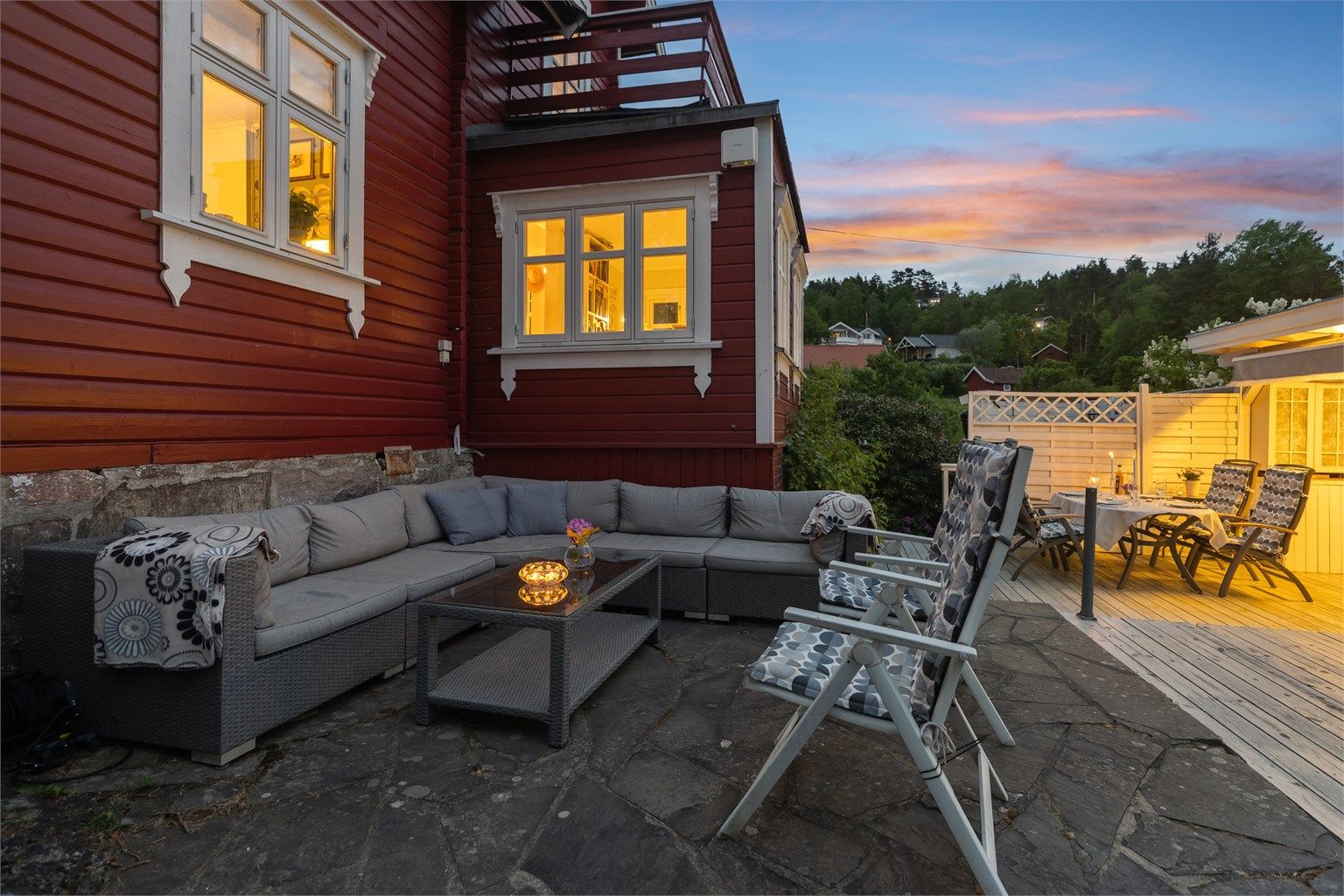 Den sydvestvendte terrassen på ca. 64 kvm fungerer som en naturlig forlengelse av oppholdsrommet på varme sommerdager.