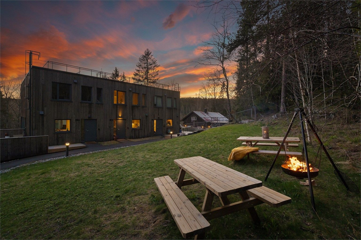 Det lille sameiet har ett idyllisk fellesområde med sittegrupper, bålpanne og trampoline