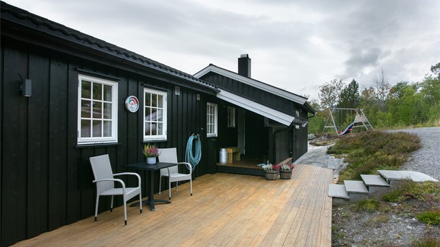 Terrassen strekker seg rundt hytten og gir enkel adkomst til terrenget.