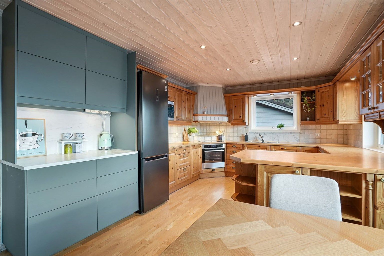 Profilert kjøkkeninnredning fra byggeår med en ettermontert kjøkkendel fra Ikea fra 2022