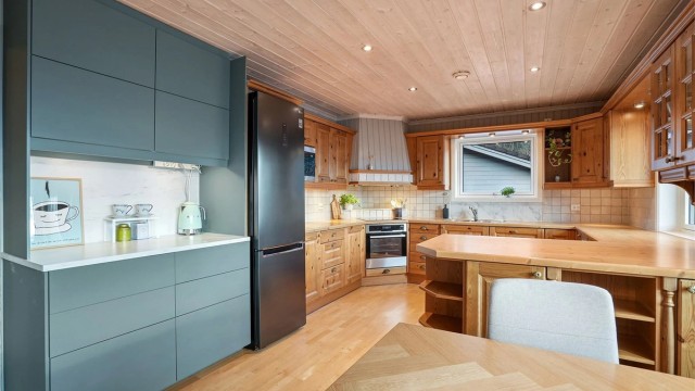 Profilert kjøkkeninnredning fra byggeår med en ettermontert kjøkkendel fra Ikea fra 2022