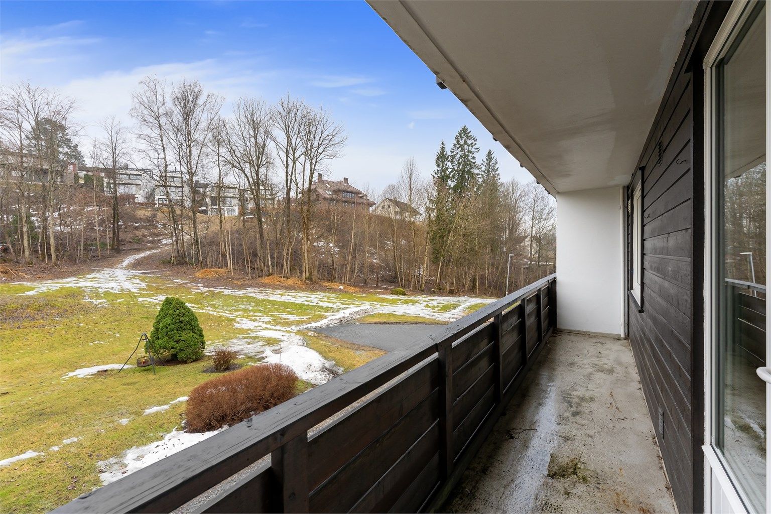 Utgang fra kjøkken til nordvestvendt balkong på ca.8,2 m² .