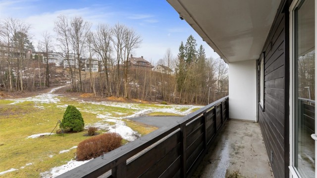 Utgang fra kjøkken til nordvestvendt balkong på ca.8,2 m² .