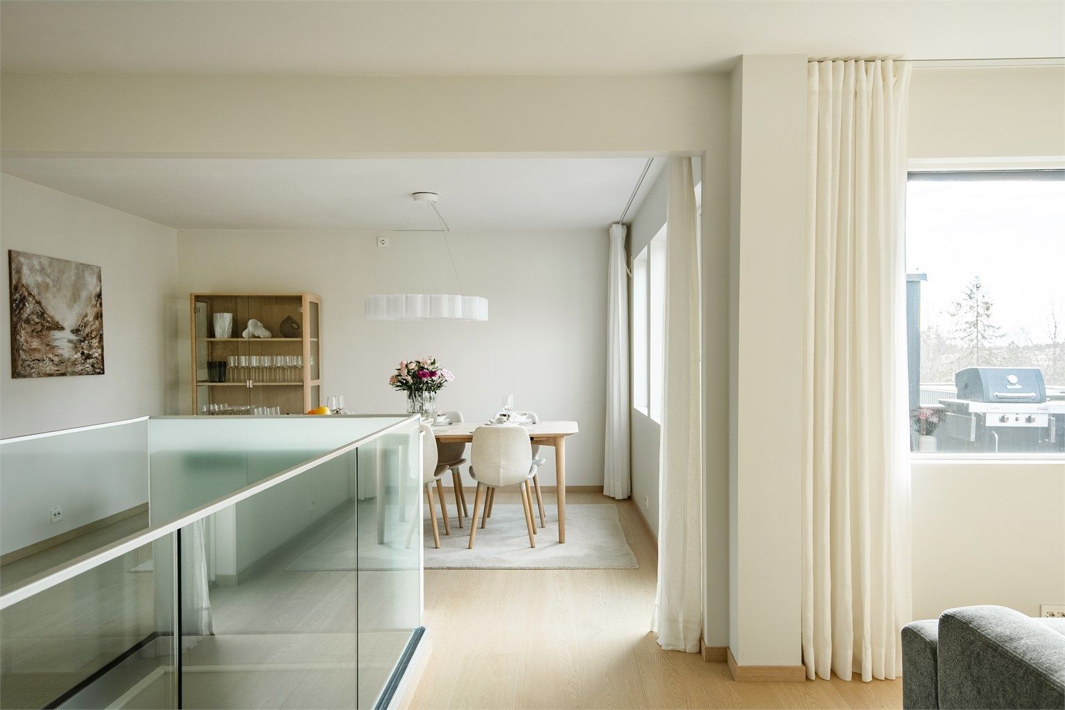 Den åpne planløsningen gir en god flyt mellom stue, spisestue og kjøkken.