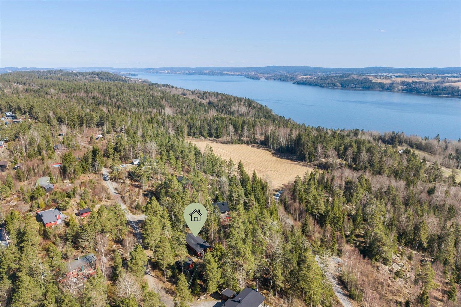 Her får du en fritidseiendom som ligger tilbaketrukket og privat i terrenget, med god avstand til naboer.