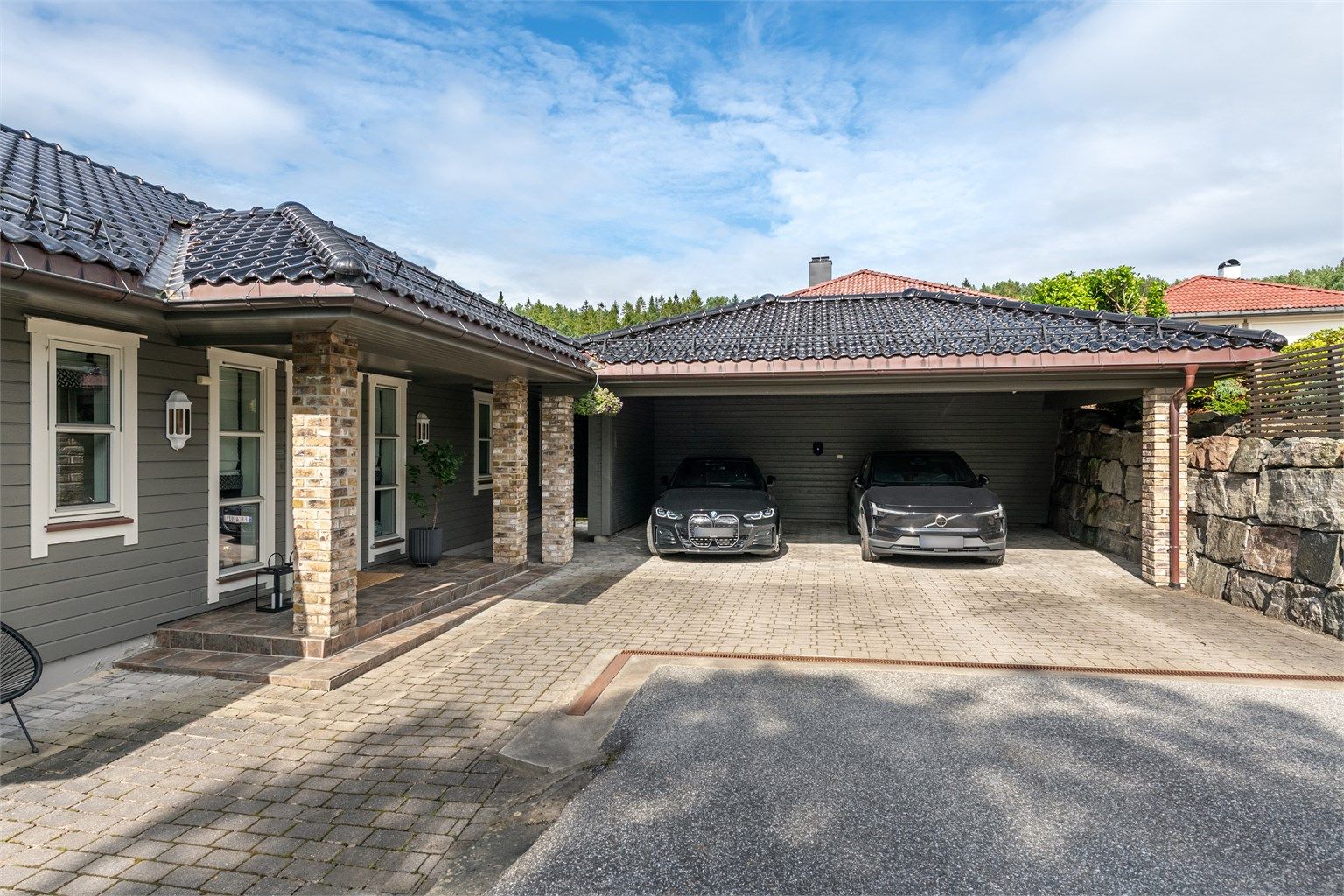 Dobbel carport med elbillader, bygget i 2011.