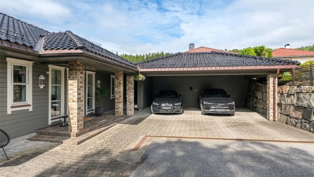 Dobbel carport med elbillader, bygget i 2011.
