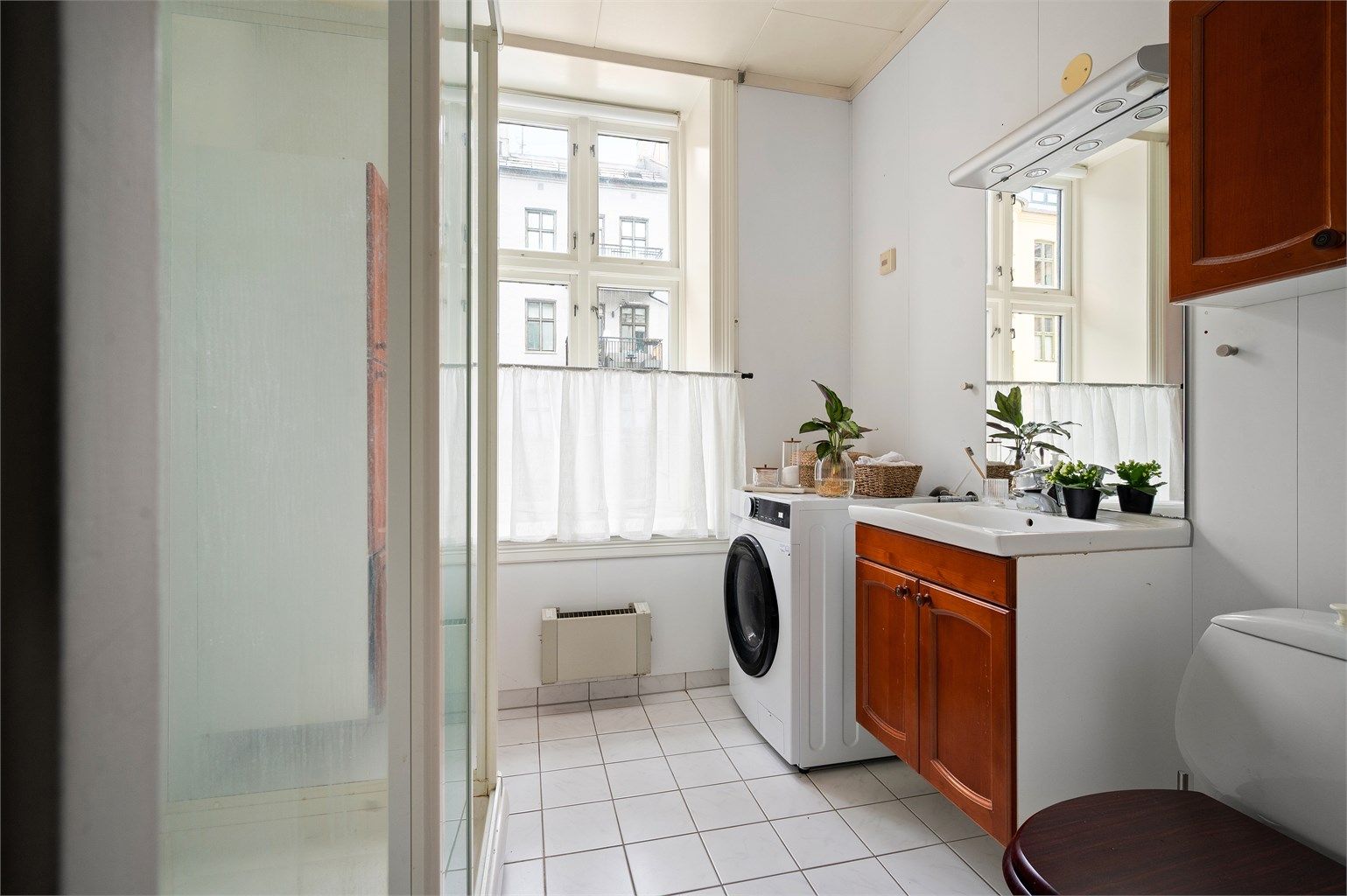 Bad fra 2005. Det er varmekabler i gulv og opplegg til vaskemaskin. 