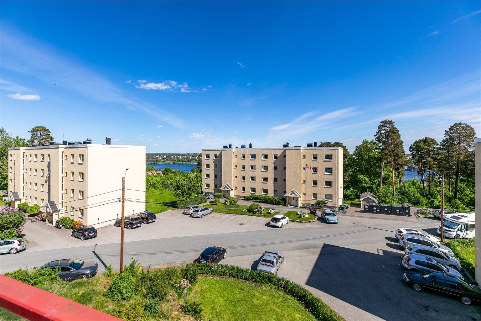I fjerde etasje bor du høyt og kan glede deg over fin utsikt hver dag - blant annet til sjøen i Mossesundet.