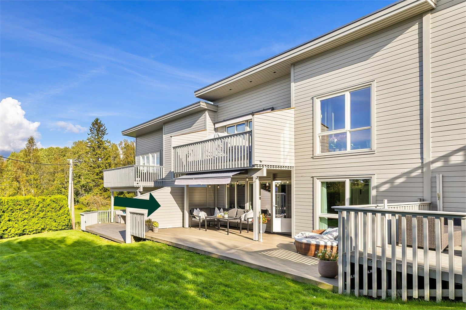 Etter nylig utført oppussing har leilighetens indre et helhetlig moderne utrykk. 