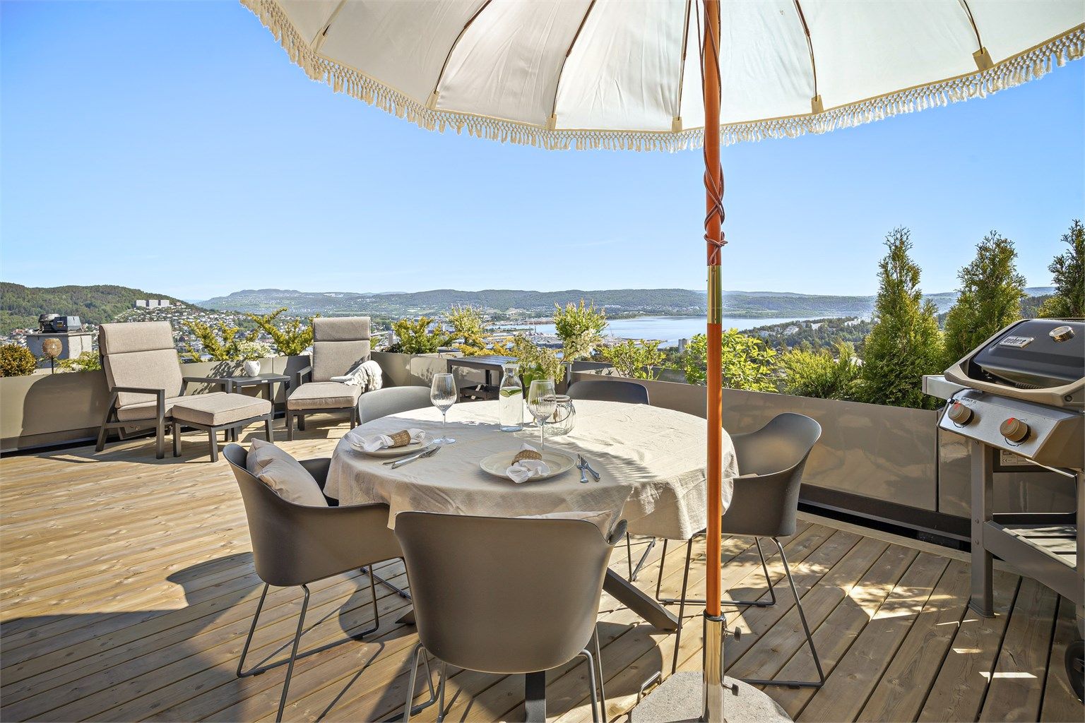 Sol fra soloppgang til ca. kl. 19.00 (midtsommerstid), ytterst på terrassen iflg. selger.