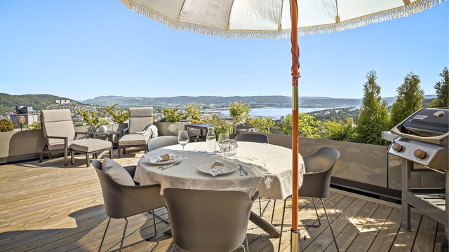 Sol fra soloppgang til ca. kl. 19.00 (midtsommerstid), ytterst på terrassen iflg. selger.