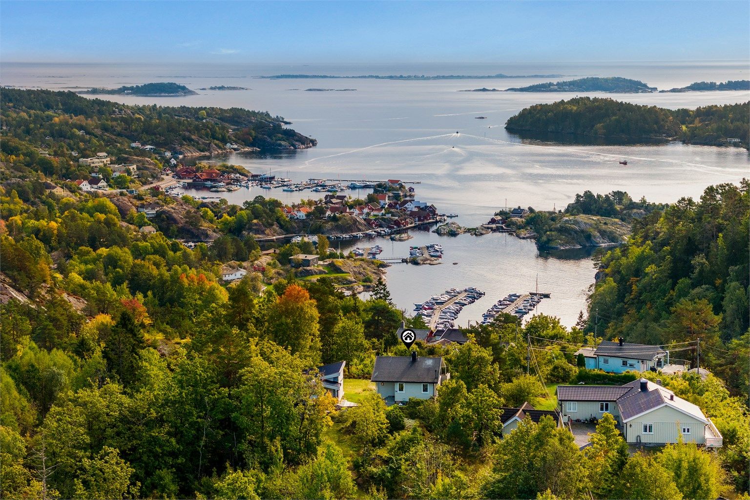 Nede på Valle finner du et yrende sommerliv med marina, restauranter og butikker.