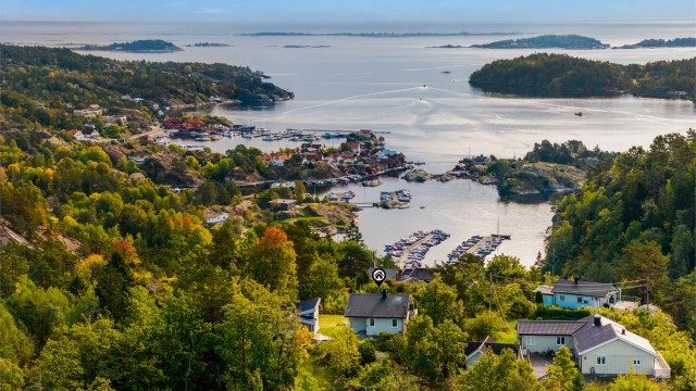 Nede på Valle finner du et yrende sommerliv med marina, restauranter og butikker.
