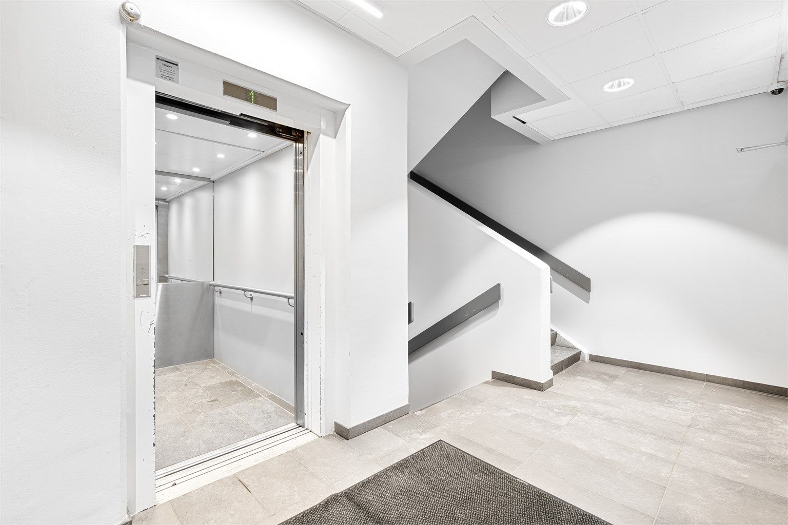 Leiligheten har adkomst via felles trappeoppgang med heis og callinganlegg.