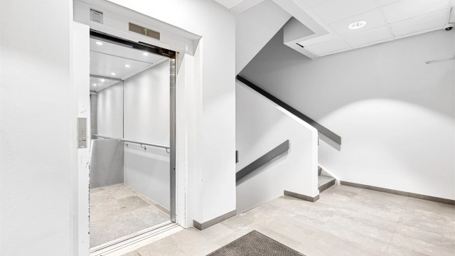 Leiligheten har adkomst via felles trappeoppgang med heis og callinganlegg.