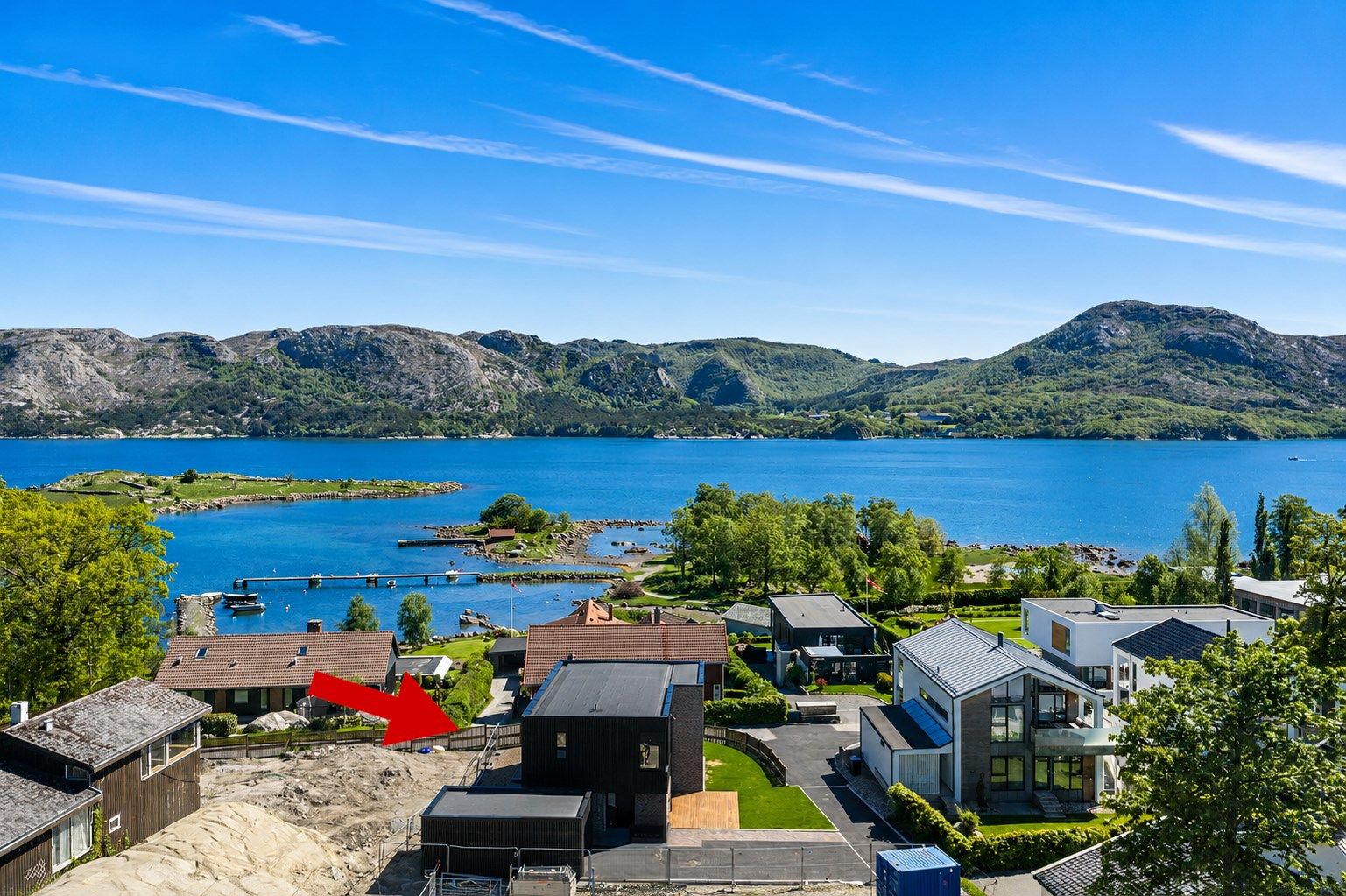 Velkommen til Sandholmveien 5, en nyoppført eksklusiv bolig med mulighet for hybel om ønskelig.
Boligen ligger nydelig til ned mot fjorden og har en flott utsikt ut mot denne.  Det er ferdig opparbeidet tomt og frittstående garasje.

Foto: Martin Nordbø