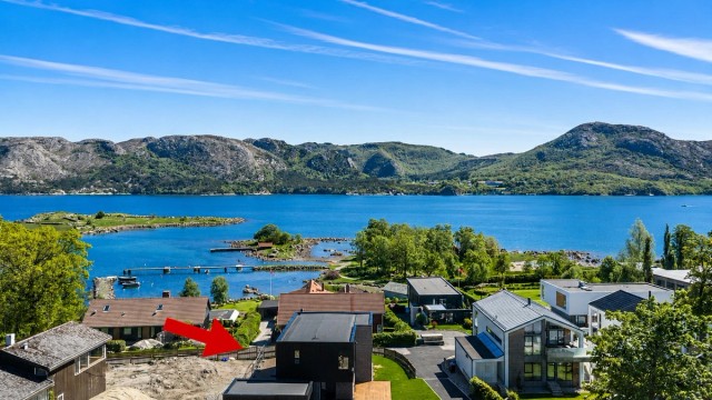 Velkommen til Sandholmveien 5, en nyoppført eksklusiv bolig med mulighet for hybel om ønskelig.
Boligen ligger nydelig til ned mot fjorden og har en flott utsikt ut mot denne. Det er ferdig opparbeidet tomt og frittstående garasje.
Foto: Martin Nordbø