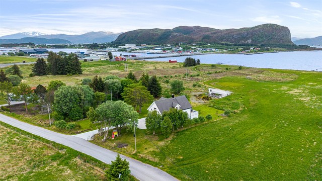 Området rundt Gjøsundet er under utvikling, og det er kort vei til servicetilbud på Valderøya.